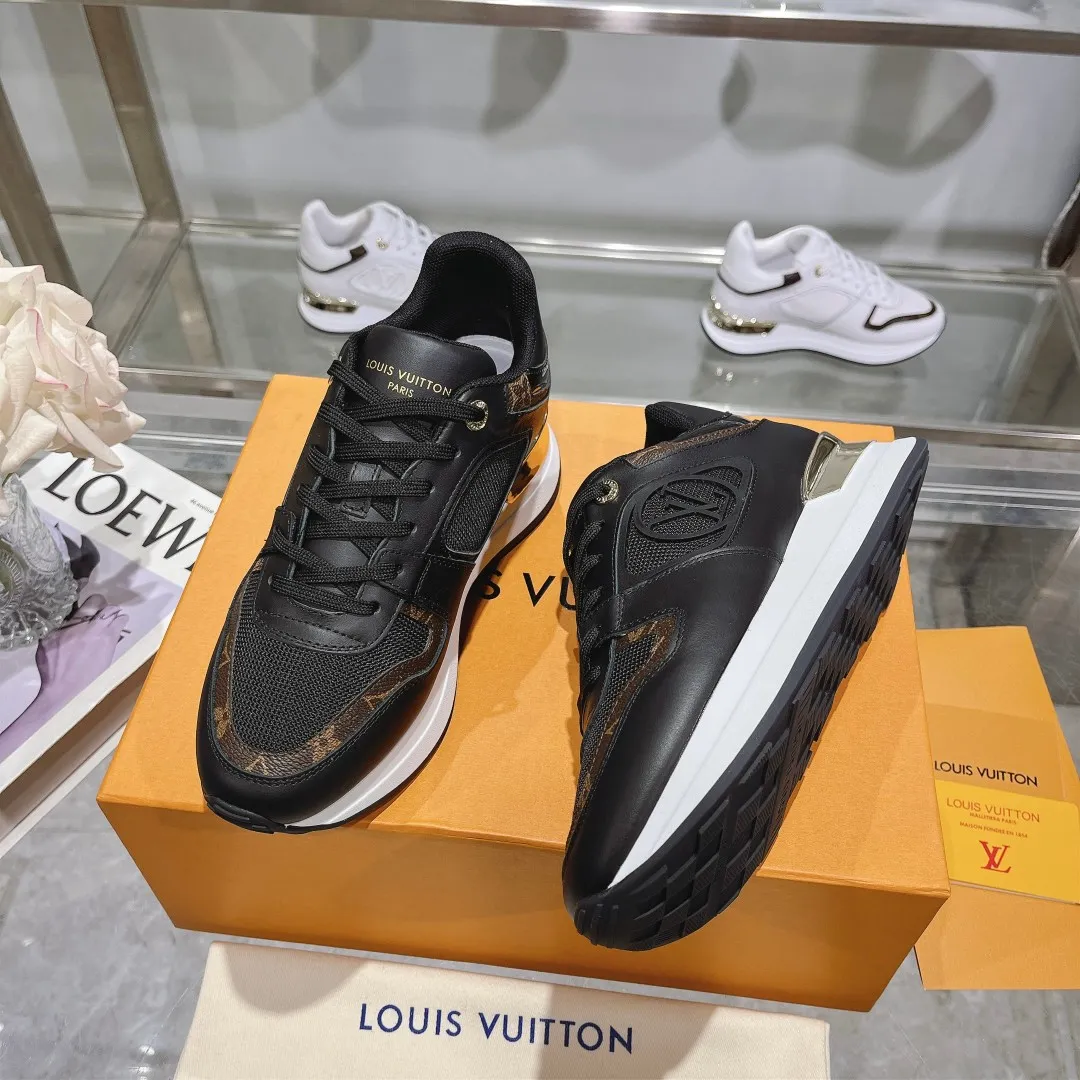 [L Family] P: 760💰Size 35-42 for women, 39-46 for men, (41.42 for women, 45.46 for men, customized) .LV Donkey Brand 🔥🔥LOUIS VUITTON Louis Vuitton's official website synchronizes the 2025 autumn and winter couple's models, which are now on the market, this Neo Run Away sneakers are inspired by running shoes, integrating LV's iconic must-have shoes into the trend. This version is a 1:1 replica of the original version. It is made of two-tone calfskin to highlight its simple lines and unique wedge outsole. Key details include the LV initials on the side and an engraved gold heel stabilizer on the back plus a 2cm hidden insole.